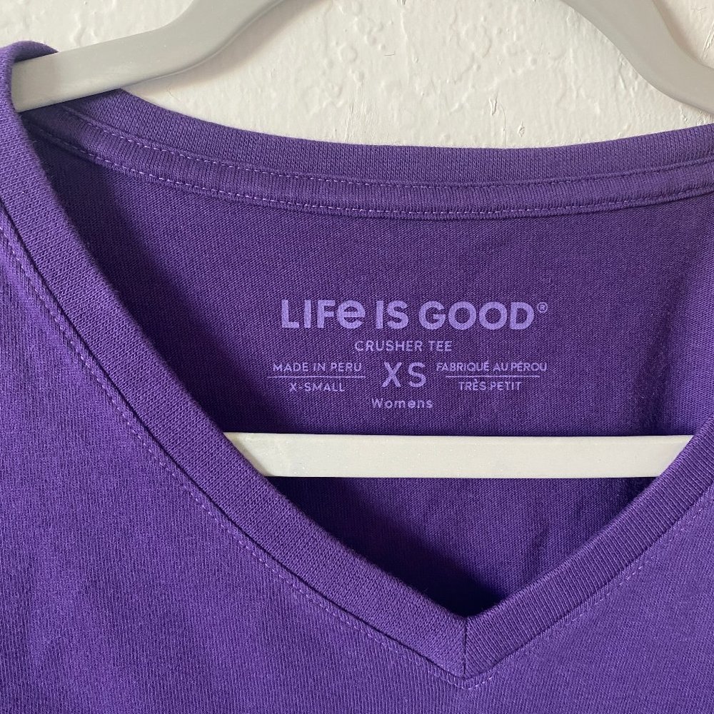 Life Is Good Womens Crusher Tee Size XS Read Between The Wines V Neck Shirt Top - Picture 9 of 10
